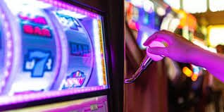 7777 games ပလက်ဖောင်း APP ကို မိုဘိုင်းဖုန်းဖြင့် ကစားနေသောပုံ